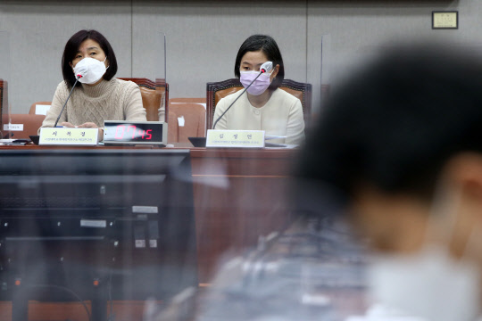 25일 국회에서 열린 운영위원회 국회운영개선소위원회에서 '국회의원 이해충돌 방지에 관한 공청회'가 진행되고 있다. 진술인으로서 참석한 (왼쪽부터) 서복경 서강대학교 현대정치연구소 책임연구원, 김정연 이화여자대학교 법학전문대학원 조교수. 연합뉴스
